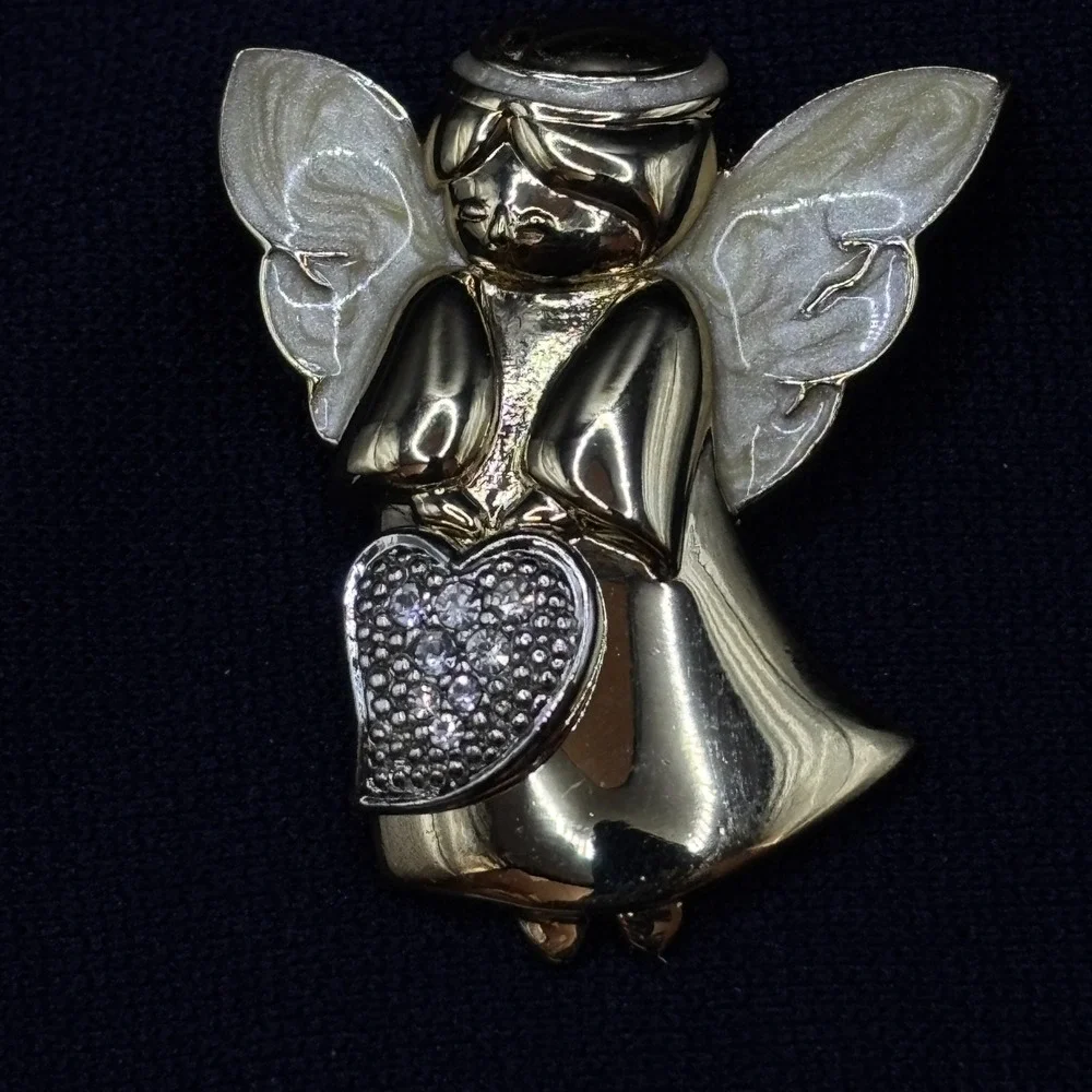 Villager‎ Gold Angel Holding Heart Cubic Zirconia stones Brooch PIn